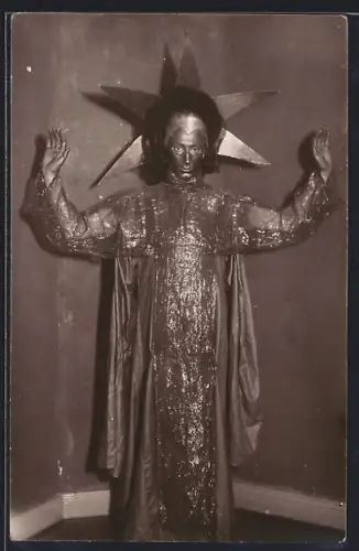 AK Walter Eckart-Martens im Metall-Kostüm mit Sternenhut