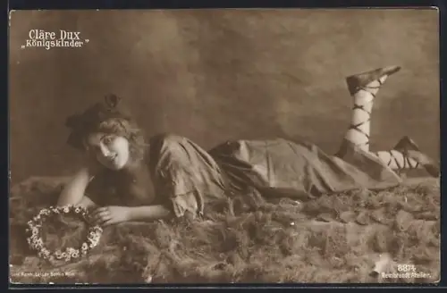 AK Cläre Dux, bäuchlings mit Blumenkranz in Königskinder