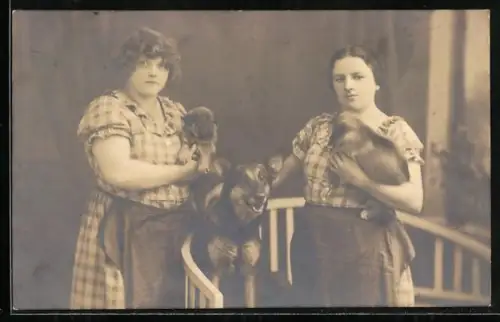 Foto-AK Zwei junge Frauen mit Schäferhund und Welpen