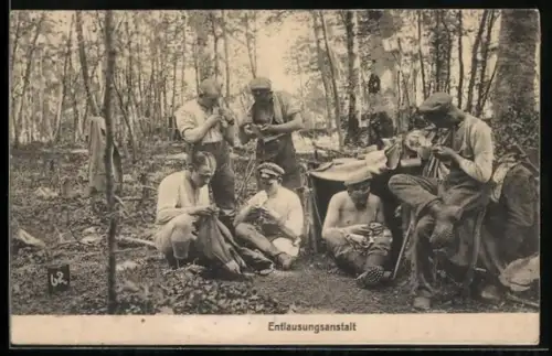 AK Entlausungsanstalt auf einer Waldlichtung, Soldatengruppe
