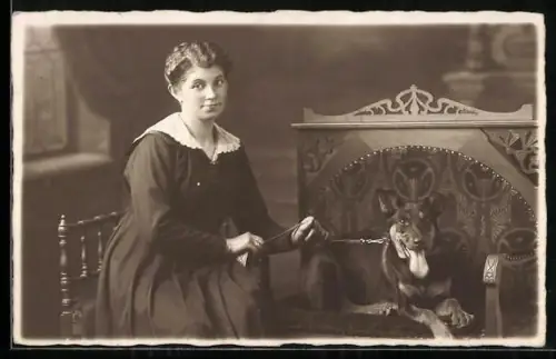 AK Junge Dame mit Schäferhund an der Leine