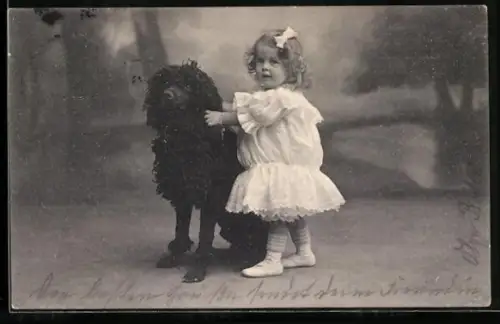AK Kleines Mädchen mit schwarzem Pudel vor Fotokulisse