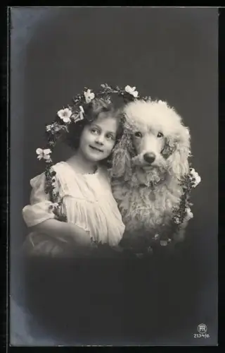 AK Kleines Mädchen und Pudel im Blumenkranz
