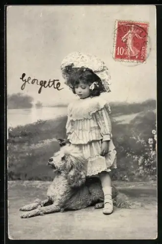 AK Kleines Mädchen mit Pudel vor Landschaftskulisse