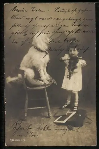 AK Mädchen spielt Geige für den Pudel