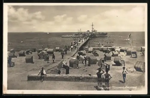 AK Timmendorferstrand, Blick auf den Strand mit Landungsbrücke und festgemachtem Minensuchboot Typ 1935