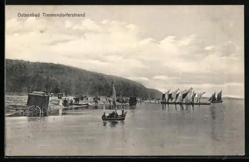 AK Timmendorferstrand, Ostseestrand mit Badekarren und Segelbooten am Landungssteg