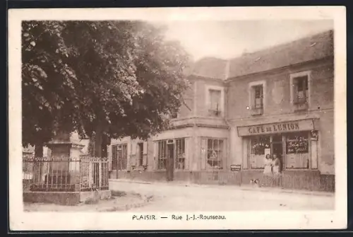 AK Plaisir, Rue J.-J.-Rousseau avec le Café du Lion et promeneurs