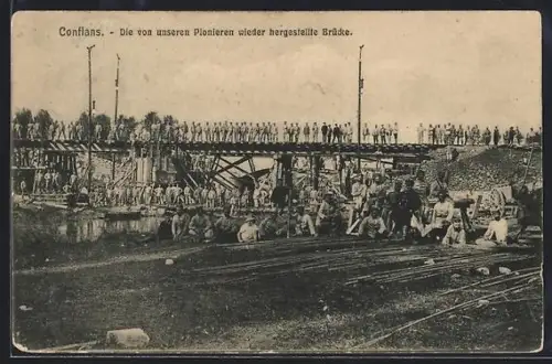 AK Conflans, Pont reconstruit par nos pionniers avec des soldats posant sur et autour de la structure