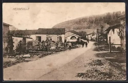AK Herbéville, Rue principale avec villageois et colline en arrière-plan