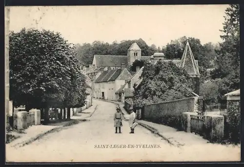 AK Saint-Léger-en-Yvelines, Vue du village avec rue bordée d`arbres et bâtiments historiques