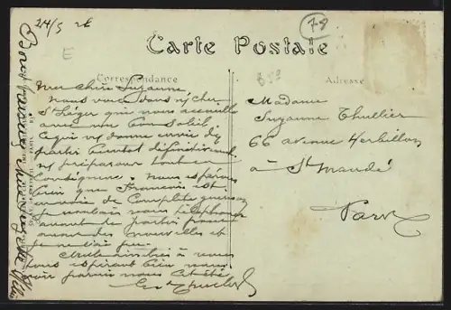 AK Saint-Léger-en-Yvelines, Vue du village avec rue bordée d`arbres et bâtiments historiques