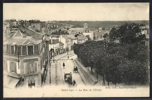 AK Saint-Cyr, La Rue de l`École avec calèches et bâtiments historiques
