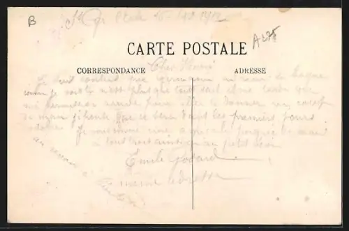 AK Saint-Cyr, La Rue de l`École avec calèches et bâtiments historiques