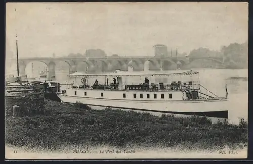 AK Poissy, Le Port des Yachts avec un bateau amarré et pont en arrière-plan