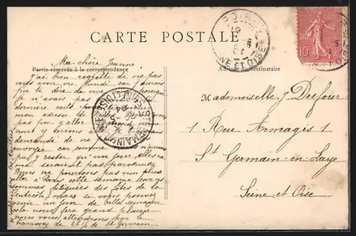 AK Poissy /S.-et-O., Place de la République avec fontaine et passants