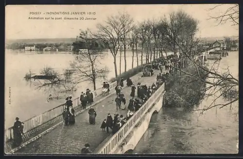 AK Poissy, Inondations janvier 1910, animation sur le pont dimanche 30 Janvier