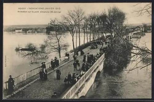 AK Poissy, Animation sur le pont durant les inondations de janvier 1910