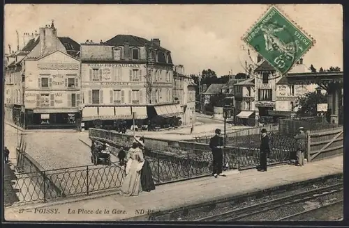 AK Poissy, La Place de la Gare avec passants en tenue d`époque