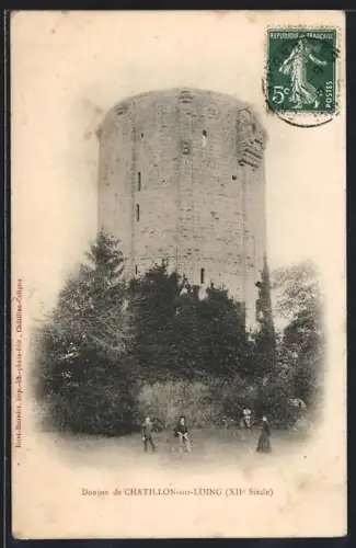 AK Châtillon-sur-Loing, Donjon du XIIe siècle avec visiteurs au pied