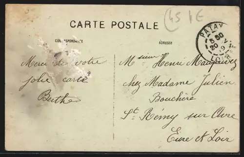 AK Tournoisis /Loiret, Place Saint-Laurent avec bâtiments et arbre central