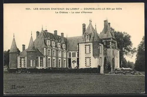 AK Courcelles-le-Roi, Le Château, La cour d`Honneur