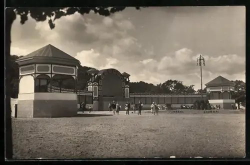 Foto-AK Göhren /Rügen, Kurplatz mit Passanten