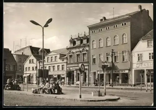 AK Ueckermünde, Bushalteplatz mit Geschäften und Leuten