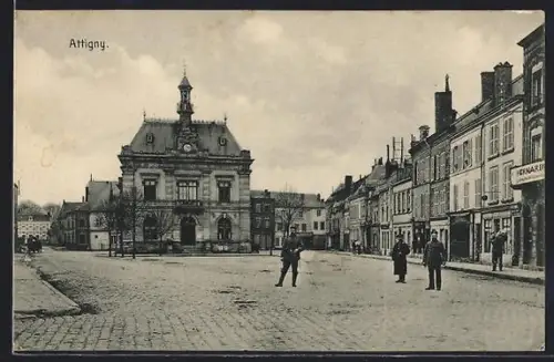 AK Attigny, la place avec trois hommes en uniforme