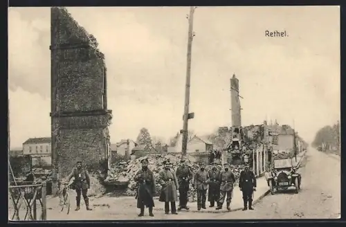 AK Rethel, Ortspartie mit Soldaten vor einer Ruine