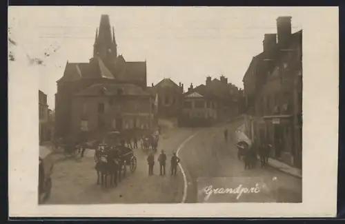 Foto-AK Grandpré, Strassenpartie mit dt. Soldaten, Pferdegespanne
