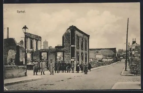 AK Rethel, deutsche Soldaten zwischen den Ruinen