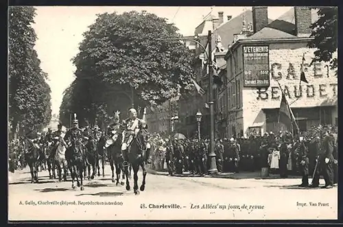AK Charleville, Les Allées un jour de revue