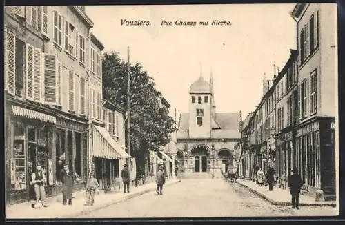 AK Vouziers, Leipziger-Strasse (Rue Chancy) mit Kirche und Geschäften