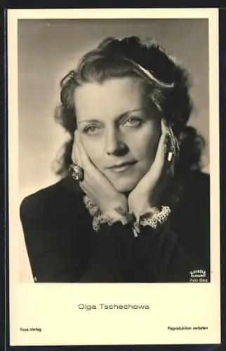 AK Schauspielerin Olga Tschechowa stützt ihr Gesicht in die Hände