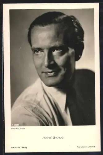 AK Schauspieler Hans Stüwe mit leichtem Lächeln in Hemd mit Krawatte