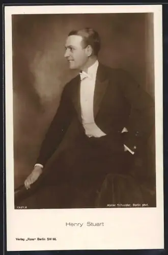 AK Schauspieler Henry Stuart im Anzug seitlich lächelnd