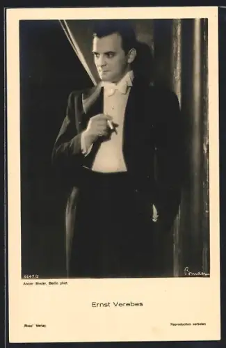 AK Schauspieler Ernst Verebes raucht Zigarette im Frack