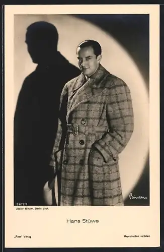 AK Schauspieler hans Stüwe, in kariertem Mantel und Hut vor seinem Schatten