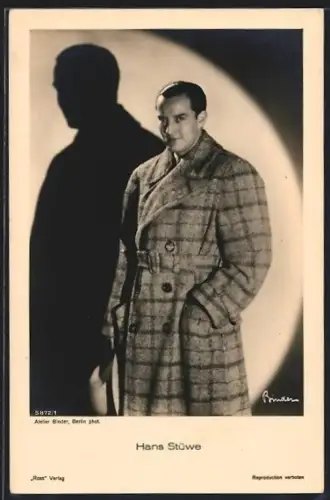 AK Schauspieler hans Stüwe, in kariertem Mantel und Hut vor seinem Schatten