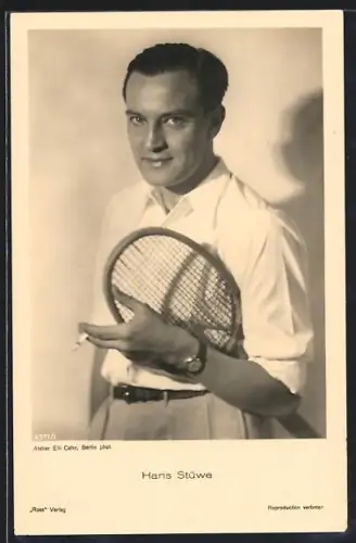 AK Schauspieler Hans Stüwe mit Zigarette und Tennis-Schläger