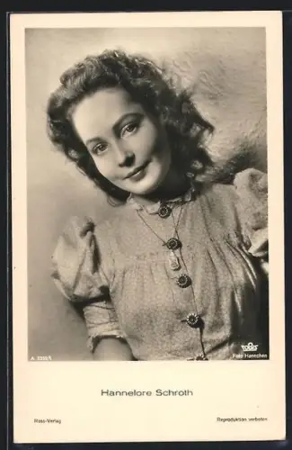 AK Schauspielerin Hannelore Schroth, von vorn in einer Bluse gesehen