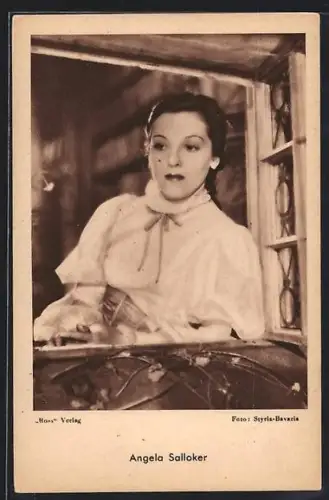 AK Schauspielerin Angela Salloker an einem Fenster