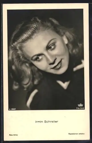 AK Schauspielerin Irmin Schreiter mit einem charmanten Lächeln zur Seite