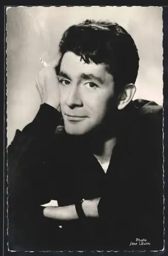 AK Schauspieler Jean-Claude Pascal mit Zigarette