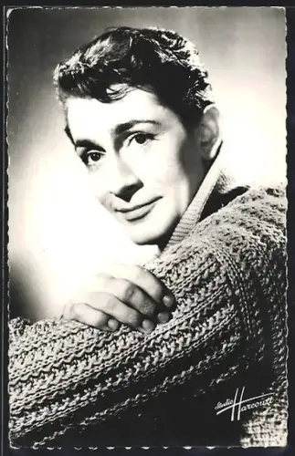 AK Schauspieler Jean-Claude Pascal im Strickpullover