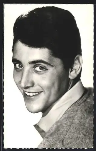 AK Schauspieler Sasha Distel lächelt