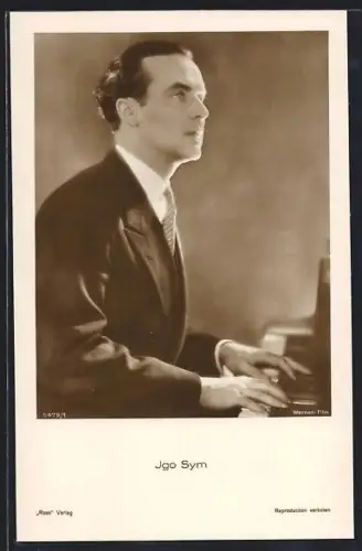 AK Schauspieler Igo Sym auf Klavier spielend porträtiert