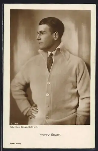 AK Schauspieler Henry Stuart posiert in lässiger Strickjacke
