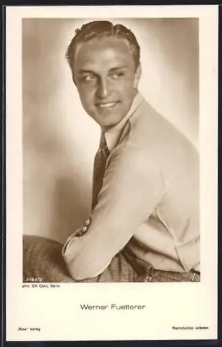 AK Schauspieler Werner Fuetterer lächelnd im Hemd posierend